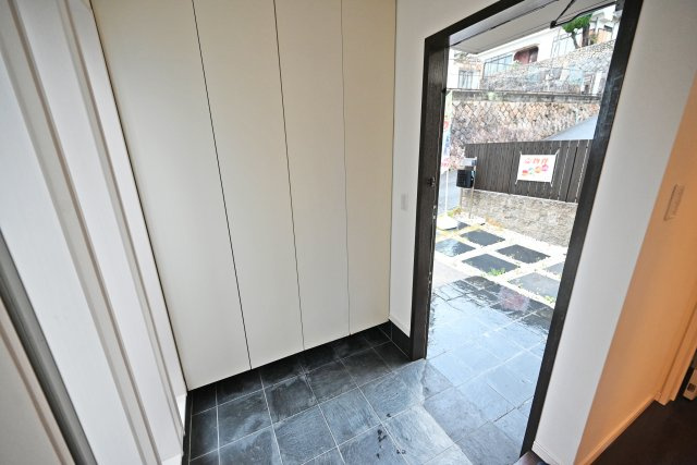 西宮市苦楽園四番町中古戸建｜3LDK＋駐車2台可の玄関|玄関を中から撮影した写真です。玄関のすぐ横には天井まで届く大きな収納スペースがあるので、家族全員の靴もまとめて収納できます。毎日使う場所だからキレイに保ちたいですね。