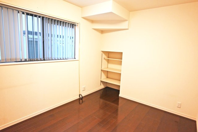 西宮市苦楽園四番町中古戸建｜3LDK＋駐車2台可の洋室|1階洋室（6.2帖）
主寝室想定のお部屋です。階段下を利用した棚スペースも設けてあり、部屋を彩るインテリアを飾ったりできます。