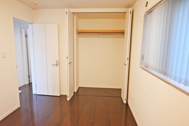 西宮市苦楽園四番町中古戸建｜3LDK＋駐車2台可の洋室|1階洋室（6.2帖）
クローゼット完備されているので丈の長い衣類もすっぽりと収納できます。