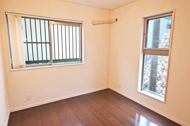 西宮市苦楽園四番町中古戸建｜3LDK＋駐車2台可の洋室|1階洋室（5.8帖）
子供部屋に最適なお部屋。同サイズの部屋と隣同士になっています。