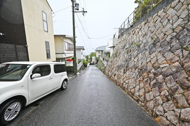 西宮市苦楽園四番町中古戸建｜3LDK＋駐車2台可の前面道路含む現地写真|西南側前面道路　幅員4ｍ
