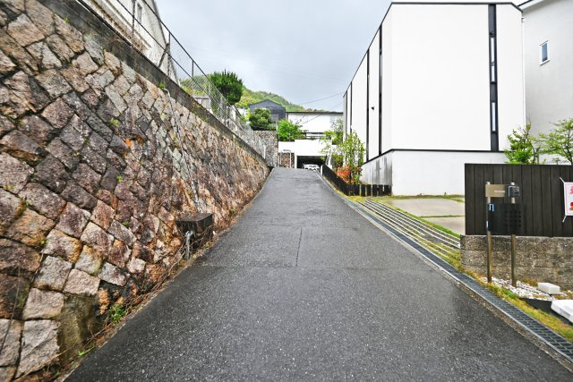 西宮市苦楽園四番町中古戸建｜3LDK＋駐車2台可の前面道路含む現地写真|西南側前面道路　幅員4ｍ