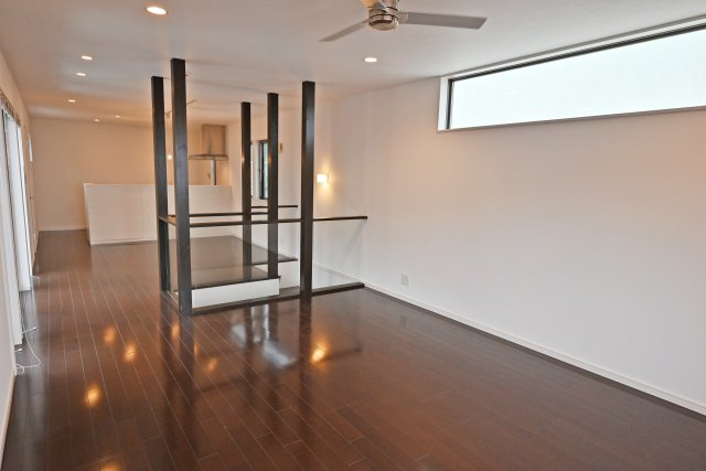 西宮市苦楽園四番町中古戸建｜3LDK＋駐車2台可の居間・リビング|27.2帖のLDKはダイニングテーブルやソファーセットを配置しても余裕の広さ。家族全員がゆったりと寛げるだけの空間を確保してます。