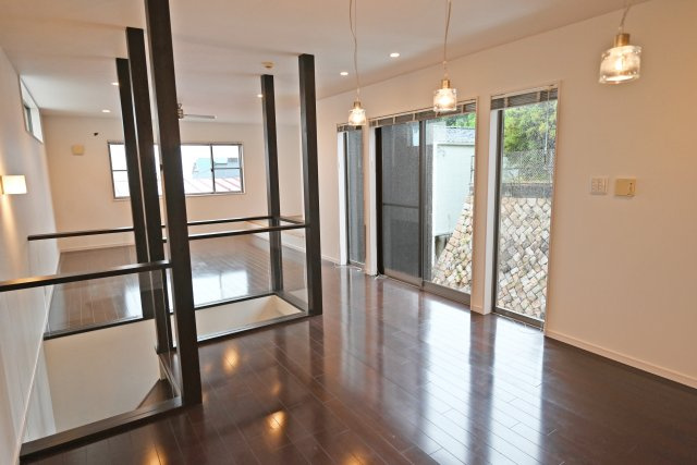 西宮市苦楽園四番町中古戸建｜3LDK＋駐車2台可の居間・リビング|ダイニング側からリビングに向かって撮影した写真です。南西に大きく開いた窓から明るい陽射しが差しこんでくる空間です。