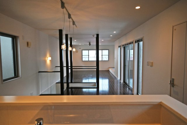 西宮市苦楽園四番町中古戸建｜3LDK＋駐車2台可の居間・リビング|キッチン越しにリビングに向かって撮影した写真です。リビングダイニング全体を見渡せるのでお料理をしながらでも家族を見守ることができます。