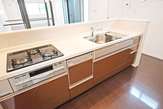西宮市苦楽園四番町中古戸建｜3LDK＋駐車2台可のキッチン|広いワークトップはお料理の盛り付けに便利、キッチン下の収納スペースには大きなお鍋やフライパンのような調理器具もすっぽり収納できます。又、食洗器付きなので、食後の面倒な片付けも楽々です。