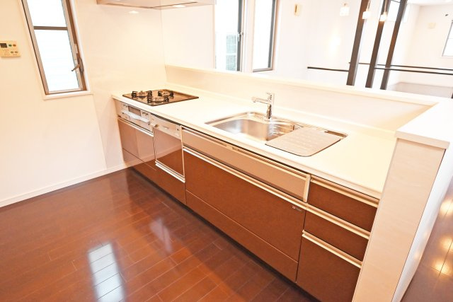 西宮市苦楽園四番町中古戸建｜3LDK＋駐車2台可のキッチン|対面式のオープンタイプキッチンは、お料理をしながらでも家族との会話を楽しめます。お子様の学校での出来事なんか聞いてあげたりできますね。