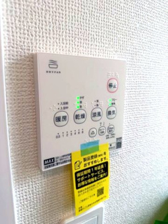 【防犯設備】 | 守谷市薬師台7丁目16番　新築戸建 | 人気の浴室乾燥機を採用しており、雨の日でも安心して洗濯ができます。快適な生活をサポートする利便性の高い設備です。
