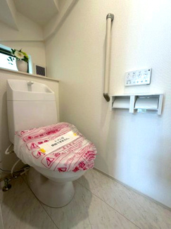 【トイレ】 | 守谷市薬師台7丁目16番　新築戸建 | 温水洗浄便座付きトイレで快適にご利用いただけます。シンプルで清潔感のある空間となっており、毎日気持ちよくお使いいただけます。
