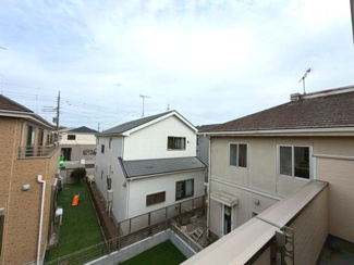 【前面道路含む現地写真】 | 守谷市薬師台7丁目16番　新築戸建 | 開放感のある眺望が魅力の物件です。日当たり・通風ともに良好で、室内にいながらも広がりを感じられる快適な住環境となっております。
