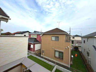 【展望】 | 守谷市薬師台7丁目16番　新築戸建 | 開放感のある眺望が魅力の物件です。日当たり・通風ともに良好で、室内にいながらも広がりを感じられる快適な住環境となっております。
