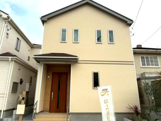 【外観】 | 守谷市薬師台7丁目16番　新築戸建 | 現地外観写真。落ち着いた街並みに調和した外観で第一印象も良好です。周辺は静かな住環境となっており、日当たりや通風も良好で快適にお住まいいただけます。
