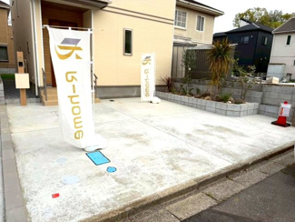 【駐車場】 | 守谷市薬師台7丁目16番　新築戸建 | 敷地内に駐車場を完備しており、お車をお持ちの方にも安心です。出し入れもしやすく、日々の通勤やお出かけにも便利にご利用いただけます。
