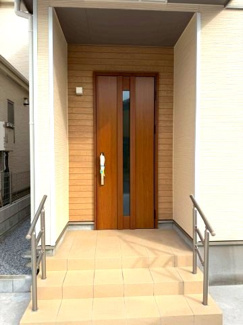 【玄関】 | 守谷市薬師台7丁目16番　新築戸建 | 広々とした玄関は開放感があり、毎日の出入りも快適です。第一印象を左右する空間として、清潔感のある仕上がりとなっております。
