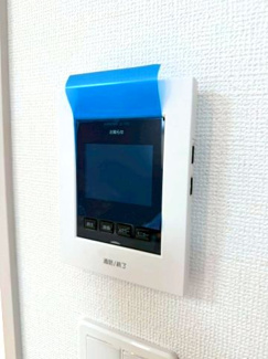 【防犯設備】 | 守谷市薬師台7丁目16番　新築戸建 | 人気のモニター付きインターホンを採用しており、防犯面も安心です。来訪者を事前に確認できるため、安心して日常生活を送ることができます。
