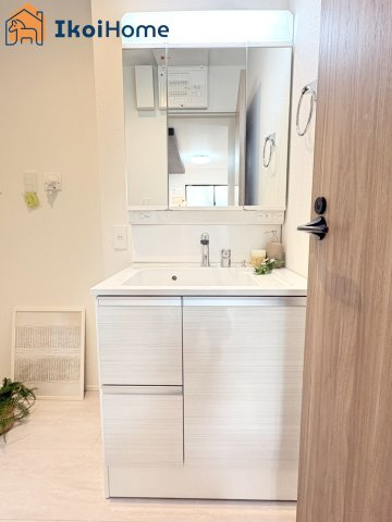 神戸市西区春日台8丁目　全2棟1号棟　新築戸建の洗面所|【ホームページに現地動画掲載中】●年中無休：当日予約可●洗面台はお化粧をする時に便利な3面鏡。