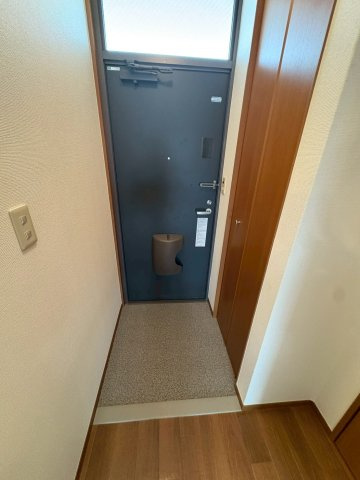 サンシャインヒルズミヨシCの玄関