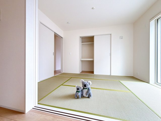 【和室】 | 高崎市箕郷町上芝　新築住宅 | LDKに隣接している和室。お子様を遊ばせたりお昼寝させたりしながら家事を行えます。
玄関につながる出入り口もあり、来客時でも重宝します。