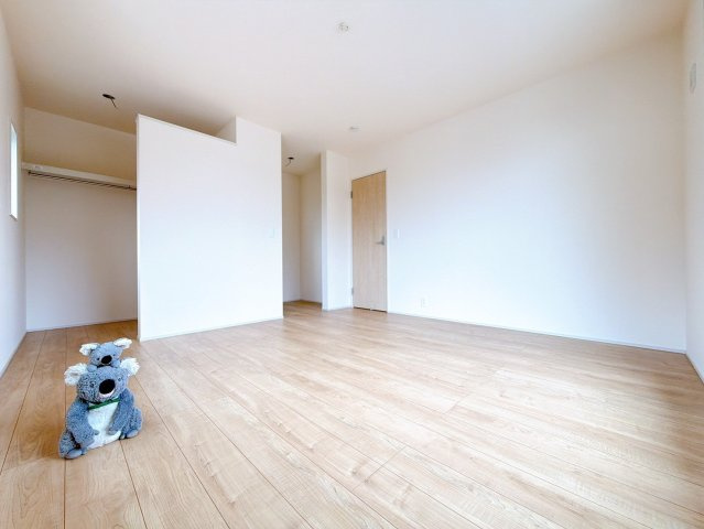 【洋室】 | 高崎市箕郷町上芝　新築住宅 | 収納たっぷりの洋室は「どんな家具を置こうかな」とワクワクする。好みのこだわりのお部屋にしてじぶんだけの部屋でゆったりと寛げます。