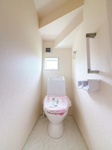 【トイレ】 | 高崎市箕郷町上芝　新築住宅 | 清潔感にあふれた空間と機能的な洗浄装置。毎日何度も使う場所だから快適に。便利に。