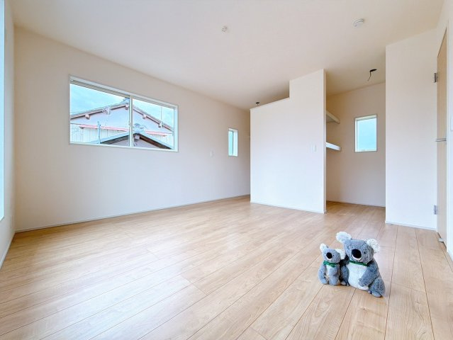 【洋室】 | 高崎市箕郷町上芝　新築住宅 | 2種類の収納で衣類や寝具を分けて収納できます。
8.0帖の広さでベッドを置いてもゆったりくつろげます。
