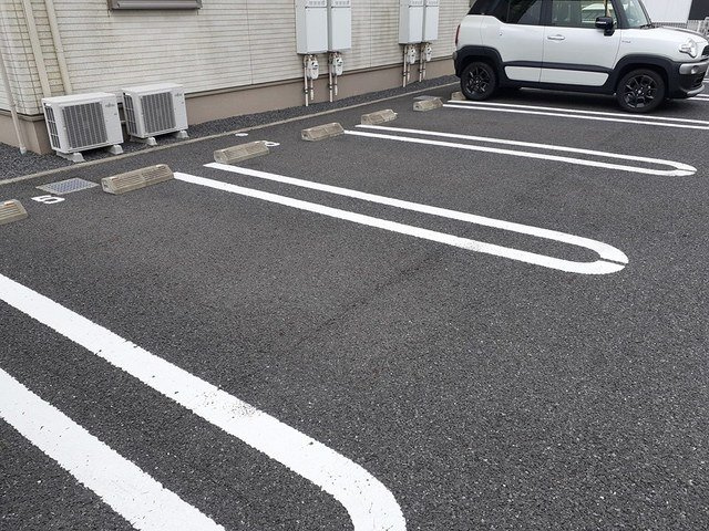 車をお持ちの方に嬉しい駐車場付きの物件です