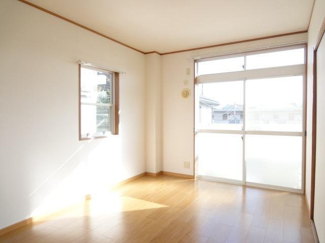 明るい色調の室内です