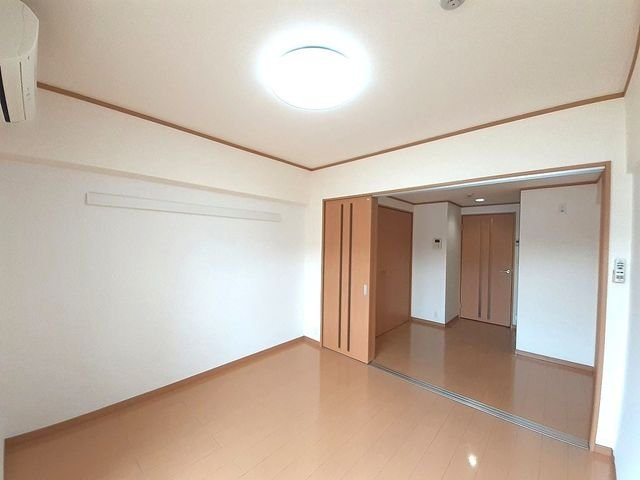 【内装】 | ＣＲＯＳＳ　ＷＡＶＥ嵐山 | 内装は落ち着いています