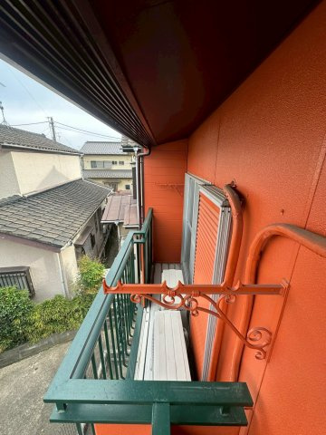 暖かな日差しのふりそそぐバルコニー