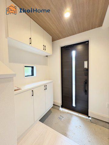 神戸市西区春日台8丁目　全2棟2号棟　新築戸建の玄関|【ホームページに現地動画掲載中】●年中無休：当日予約可●大きな靴箱が付いています。