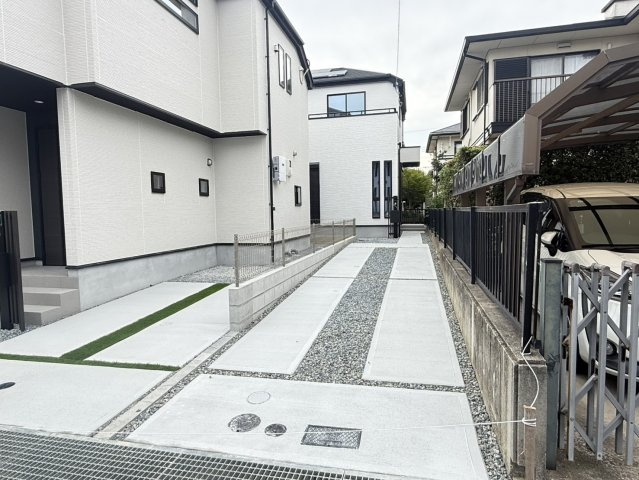 神戸市西区春日台8丁目　全2棟2号棟　新築戸建の駐車場|【ホームページに現地動画掲載中】●年中無休：当日予約可●駐車スペースはゆとりの2台可能！