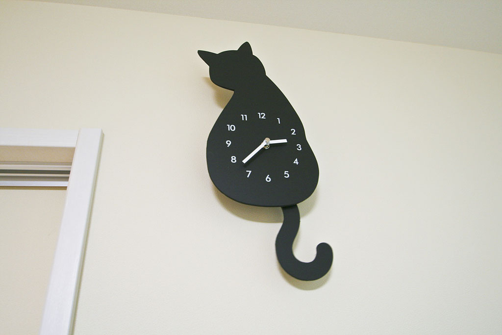 猫型壁掛け時計。ネコ好きには嬉しいグッズです。
