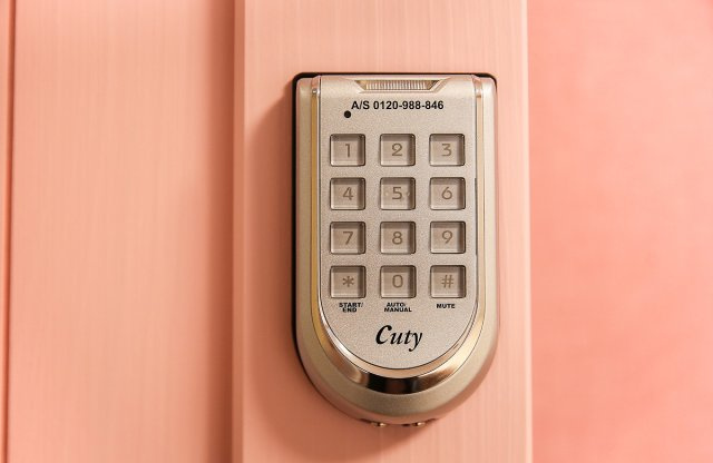 各個室に電子錠が完備。暗証番号で鍵の開錠を行うため、鍵の紛失などの心配が有りません。また、緊急時など、暗証番号を伝えることで、他の方に入室して頂くことが可能です。
