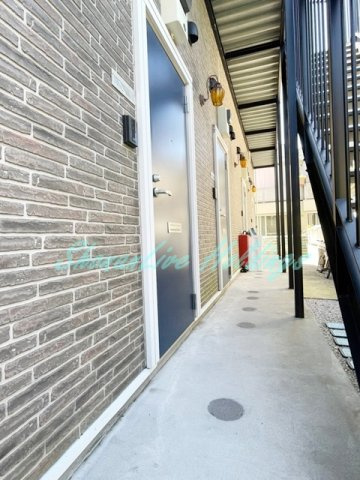 鎌倉市由比ガ浜１丁目のアパートのエントランス