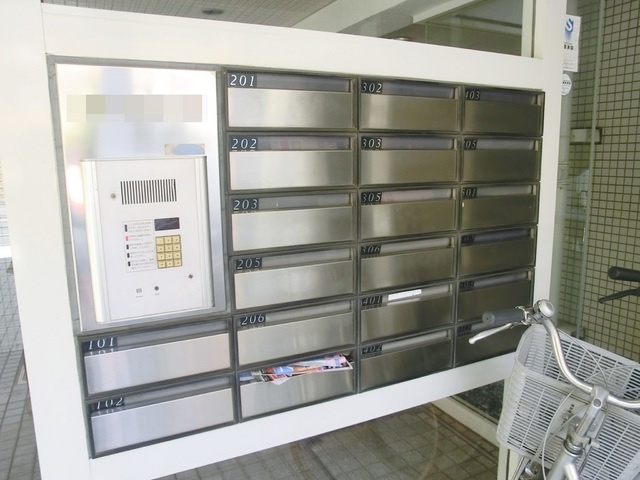 フォークス小岩のセキュリティ|オートロックパネルと集合ポストです。