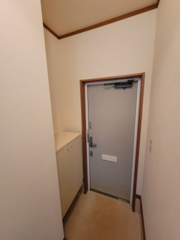 ローヌ B棟の玄関