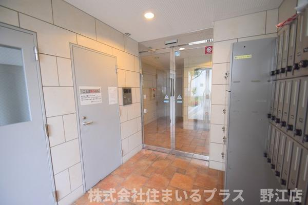 都マンション赤川のエントランス