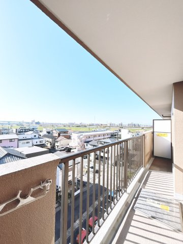 コープ野村稲西のバルコニー|南向き広々バルコニー