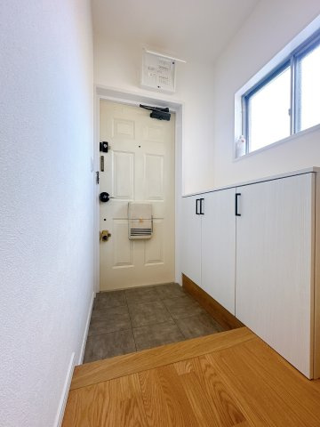 ダイアパレス神宮苑の玄関|玄関です。
シューズクローゼットでスッキリと、棚の上は好きな空間にできます◎