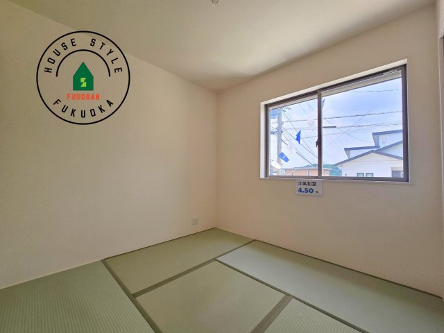 福津市花見の里3丁目第1-9棟（4号棟）の内観：施工例|和室を上手に活用すると暮らし方の幅が広がります。例えば普段は開け放して、子供の小さいうちはお昼寝や遊びのスペースに。畳はソフトなので転んでもケガをしにくく安心です