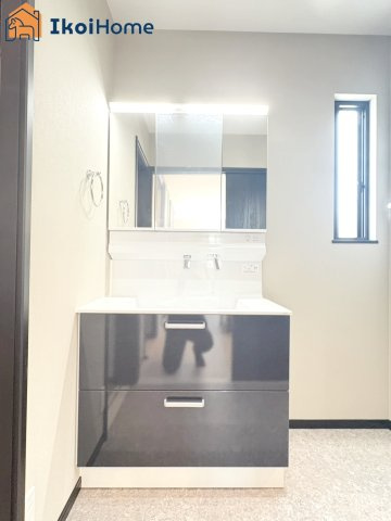 明石市二見町西二見　全1棟　新築戸建の洗面所|【ホームページに現地動画掲載中】●年中無休：当日予約可●洗面は便利な３面鏡。ゆったりワイドシンク仕様