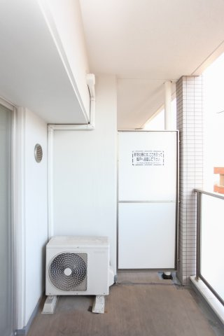 サヴォイ博多スーペリア　13階のバルコニー|別号室のものになります。現状優先。