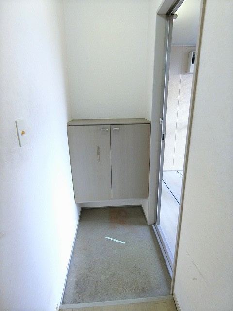 エスペランサの玄関|写真は同建物の別部屋を参考に掲載しております。