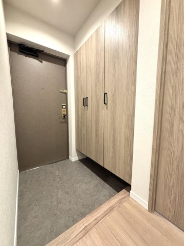 【玄関】 天井付近まで高さのあるシューズボックスを完備
