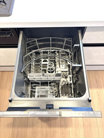 出し入れがスムーズなスライドオープンタイプの食洗機を採用