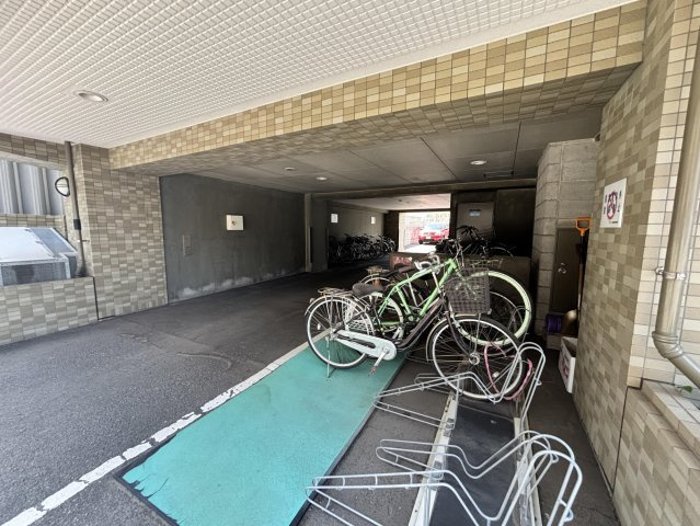 【駐輪場】 マンション敷地内に屋根付きの駐輪スペースを完備。