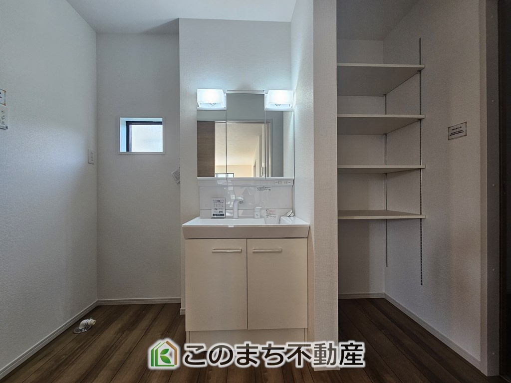 リガーレ宇都宮市宝木本町16期　1号棟の洗面所|同社施工物件の写真です。※建具やフローリング、その他仕様が違う場合がございます。シャンプードレッサーで朝の身支度♪伸びるホースでお掃除も簡単清潔です！
