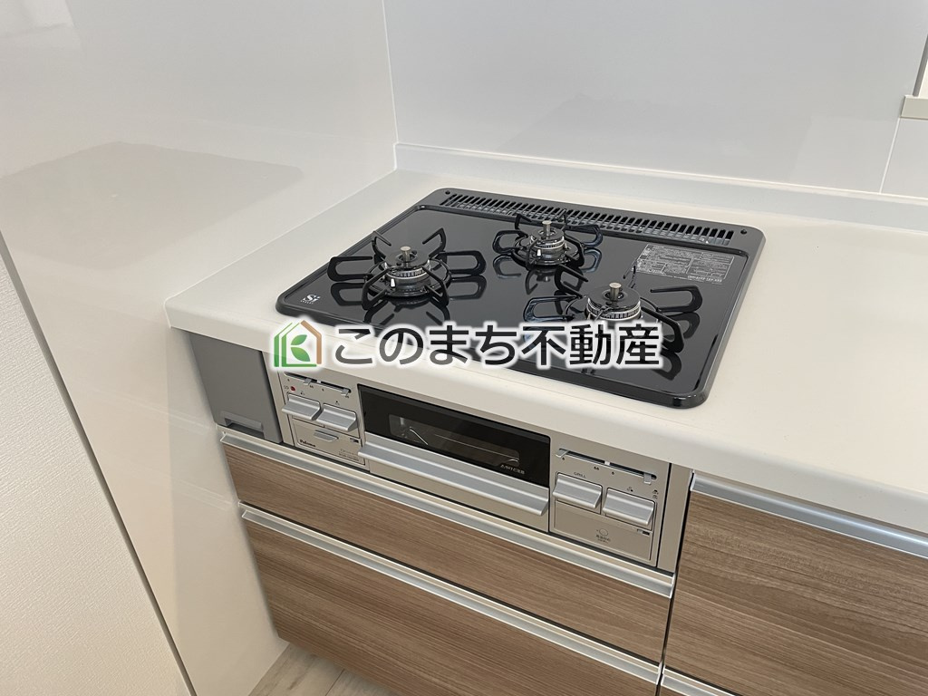 リガーレ宇都宮市宝木本町16期のキッチン|三ツ口コンロ採用で、同時調理もスムーズ◎！お料理を並べられるカウンター付きで、配膳・片付けをサポート！リビングで過ごすご家族とコミュニケーションを楽しみながら作業可能です♪