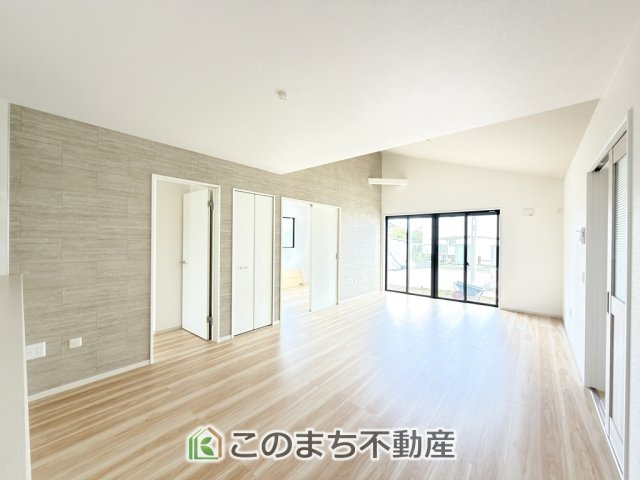 リガーレ宇都宮市宝木本町16期の居間・リビング|開放感のある広々としたリビング☆家族みんなでゆったりくつろげます♪
南側から暖かな日差しが差し込みます♪キッチンからリビングの様子がよく見渡せます☆