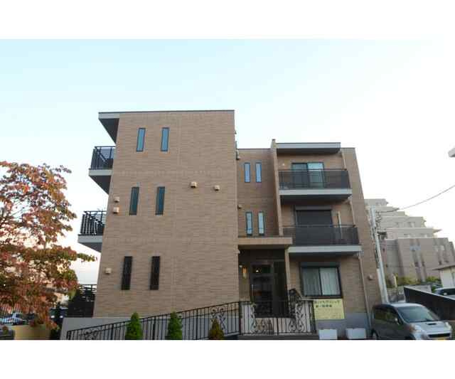 多摩市唐木田１丁目の賃貸マンションのエントランス